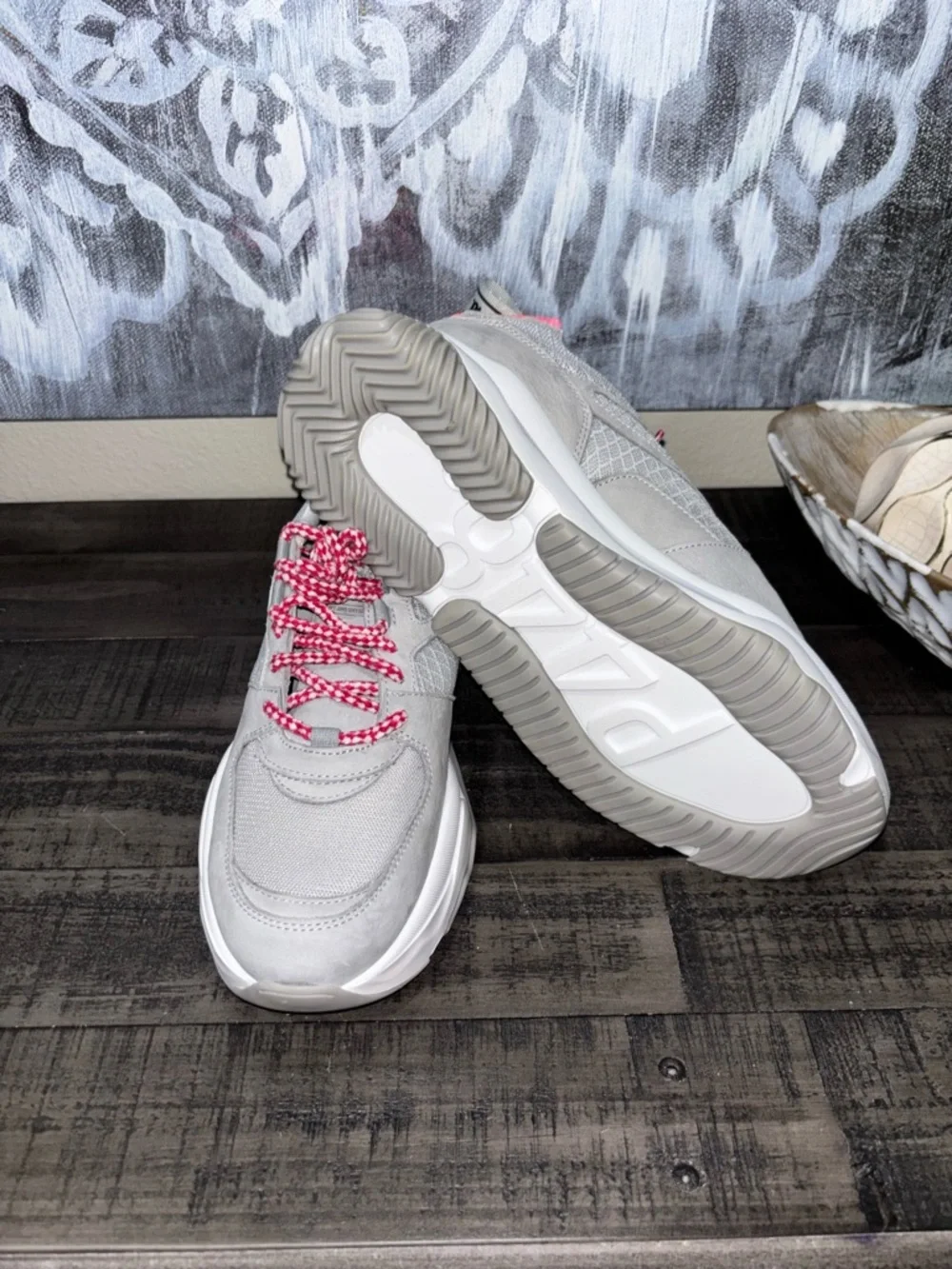 P448 Luke sneakers New without Box  Womens SZ 39​